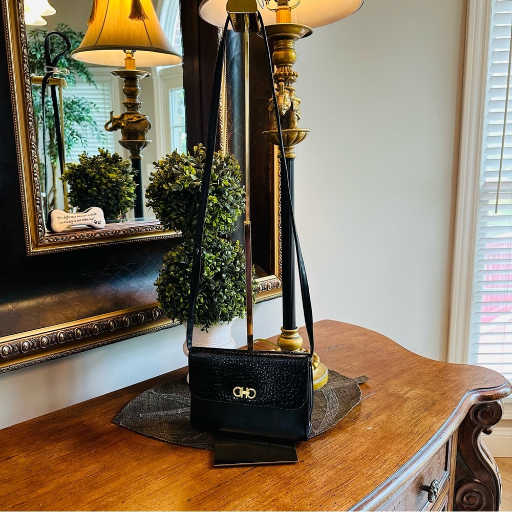 UNBRANDED BLACK CROSSBODY 25” DROP GOOD COND 7”W - 5” H - 2” D GOLD-TONE